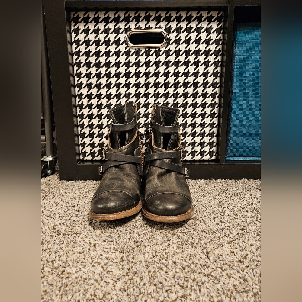 Freebird by Steven - Crue in Black Distressed Size 6